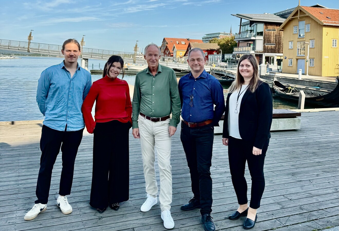 Folk på brygge